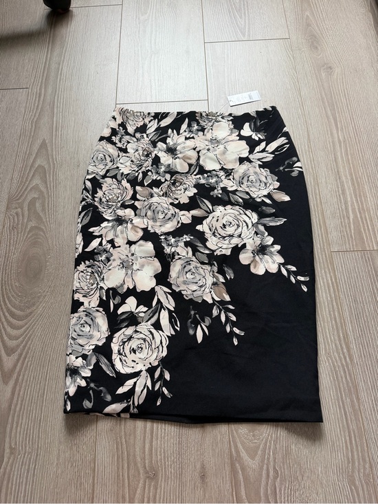 White House Black Market Dresses & Skirts - WHBM Floral Print Pencil Skirt Spring Bouquet Black rose shadow professional